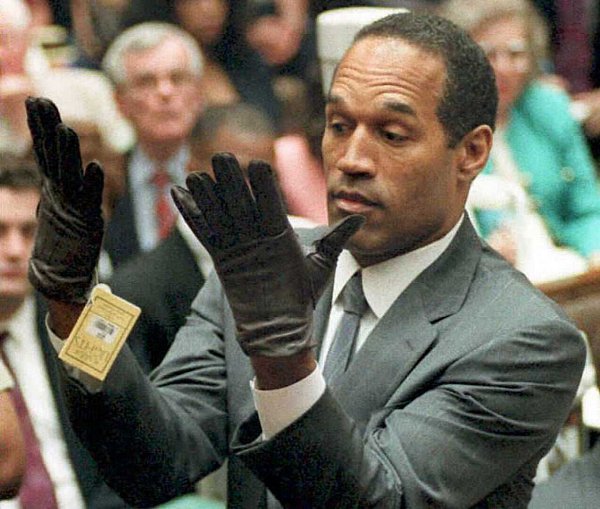 O.J. Simpson zeigt der Jury ein neues Paar extragroße Aris-Handschuhe, ähnlich den Handschuhen, die am 21. Juni 1995 während seines Doppelmordprozesses in Los Angeles, Kalifornien, am Tatort Bundy und Rockingham gefunden wurden. - © VINCE BUCCI / POOL / AFP