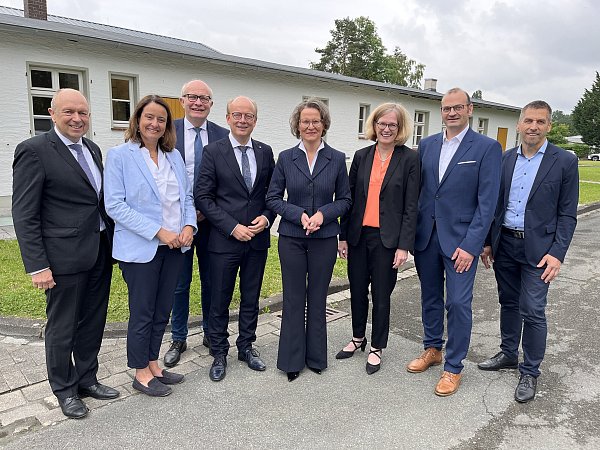 Zu der Eröffnung kommen Landrat Christoph Rüther (v.l.), Regierungspräsidentin Anna Bölling, Landtagsabgeordneter Bernhard Hoppe-Biermeyer, Landtagspräsident André Kuper, Ministerin Ina Scharrenbach, Museumsleiterin Kirsten John-Stucke, Erik Beck und Bürgermeister Burkhard Schwuchow. - © Jan Husmann