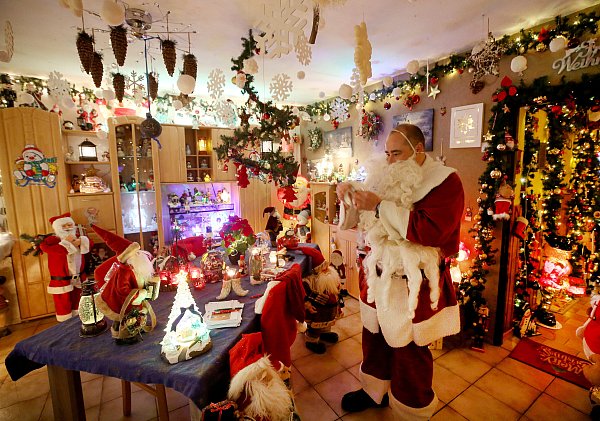 Dirk van Acken verkleidet sich als Weihnachtsmann. - © Roland Weihrauch/dpa