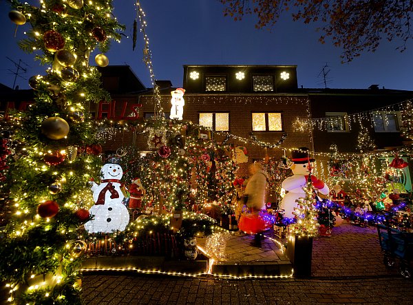 In allen Farben leuchtet das weihnachtlich dekorierte Haus von Altenpfleger Dirk van Acken. - © Roland Weihrauch/dpa