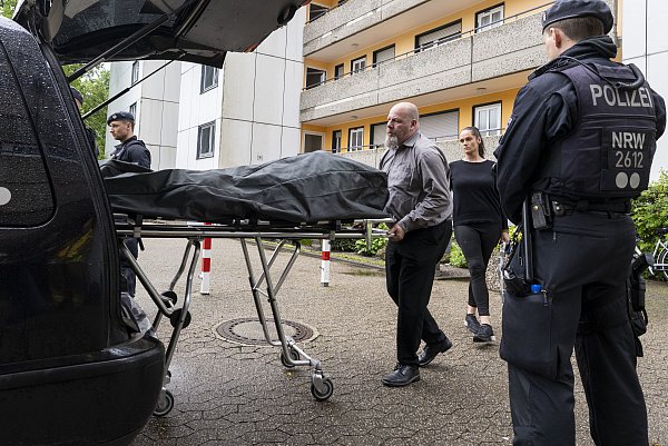 Bestatter bringen den in der Wohnung entdeckten Leichnam weg. - © dpa