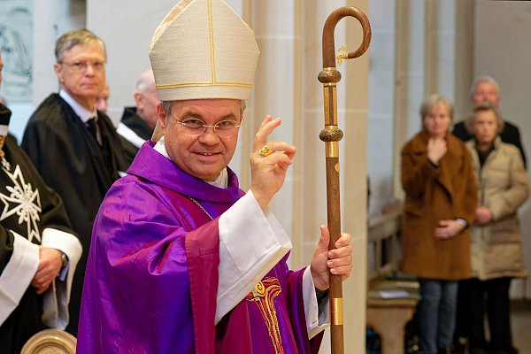 Erzbischof Udo Markus Bentz beim Einzug in das Gütersloher Gotteshaus. - © Stefan Derschum