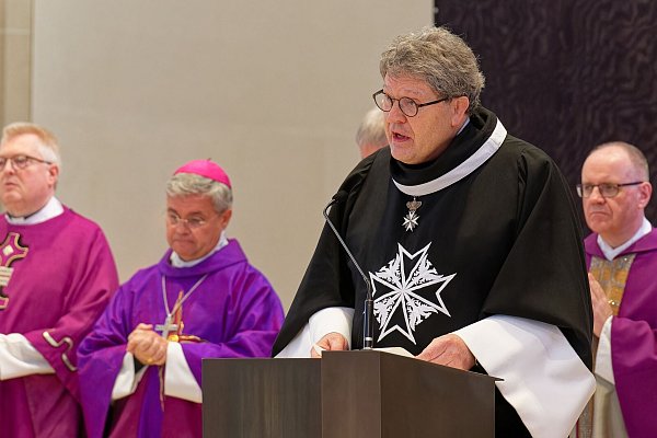 Miele-Geschäftsführer Reinhard Zinkann verlas als Mitglied des Malteserordens die Fürbitten. - © Stefan Derschum