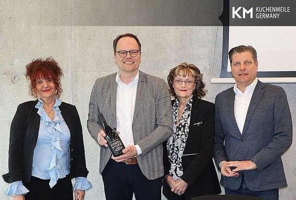 Stellvertretend für den nicht mehr kandidierenden Heinz-Jürgen Meyer nahm der frisch gewählte Sven Herden (2. v. l.) ein Präsent entgegen. Mit auf dem Bild sind Yvonne Davy (v. l.), Heidrun Brinkmeyer und Marcus Roth. - © Küchenmeile