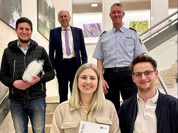 Jonas Bieleveld (v. l.), Behördenleiter Christoph Rüther, Maike Michels, der Leitende Polizeidirektor Ulrich Ettler und Philip Bieleveld waren bei der Ehrung dabei. - © Kreispolizeibehörde Paderborn