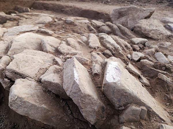 Aufwendig mit senkrechten Sandsteinen gepflastert war der breite Hellweg, auf dem sich zwei Pferdefuhrwerke begegnen konnten und der sogar seitliche Gehwege und Entwässerungsgräben hatte. Hier sind die Steine durch tiefes Pflügen in der Vergangenheit gekippt. - © Huxarium