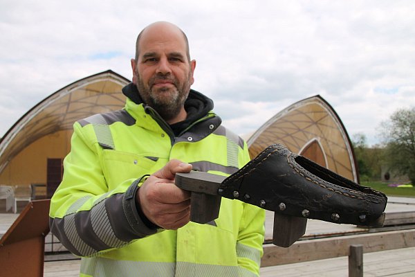 So sah der Trippe genannte Überschuh aus, mit dem die Leute im Mittelalter über matschige Straßen liefen. Ein Fragment davon hat Archäologe Ralf Mahytka auf dem ehemaligen Hellweg bei Höxter gefunden. - © Huxarium