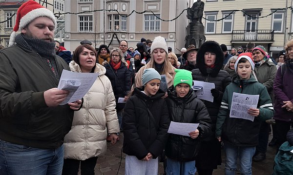 Ein Weihnachtslied in der Heimatsprache sang der Chor der Ukrainer. - © Simone Flörke