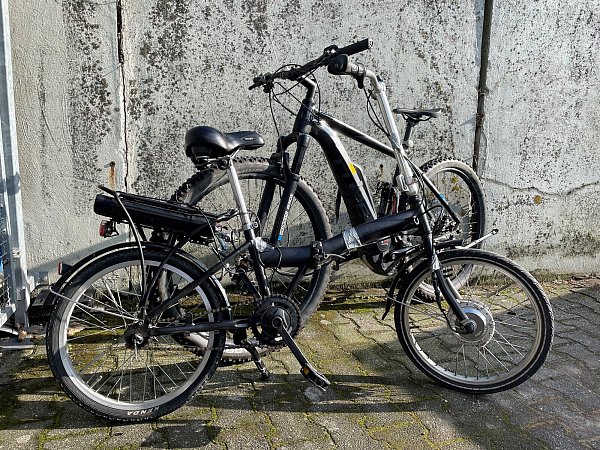 Die Beamten fanden zwei Pedelecs. - © Polizei Paderborn