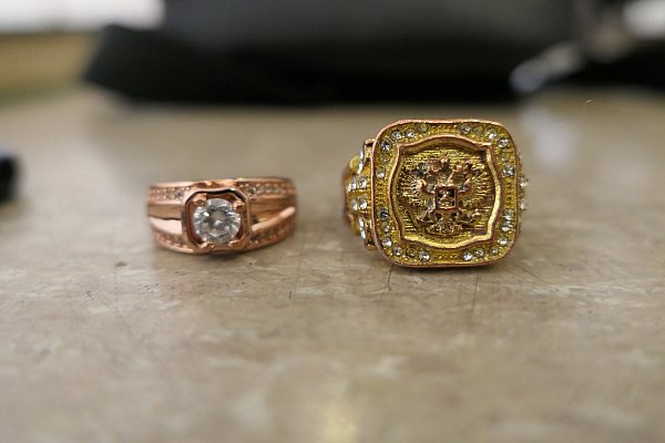 Auch diese zwei markanten Ringe konnte die Polizei nicht zuordnen. - © Polizei Paderborn