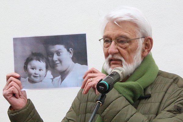 Der Heimat- und Museumsvereinsvorsitzende Paul Kramer mit einem Foto, das Elly Flechtheim mit einem Kind zeigt, am Thy 4 gewohnt hat und 1941 deportiert wurde. - © Burkhard Battran