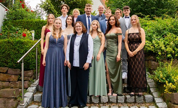 Die Absolventen des Beruflichen Gymnasiums für Wirtschaft und Verwaltung haben ihre Abiturzeugnisse erhalten. - © Berufskolleg Lübbecke