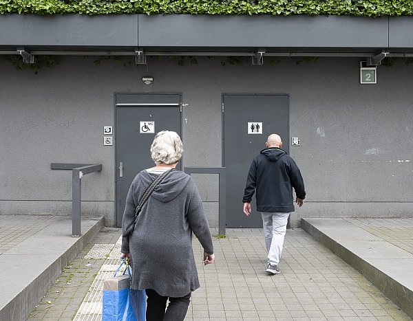Am Kesselbrink/Grüner Würfel befindet sich eine Toilette, die mit EURO-WC-Schlüssel betreten werden kann. 

Foto: Jörg Dieckmann - © Jörg Dieckmann - www. dieckmann-fotodesign.de