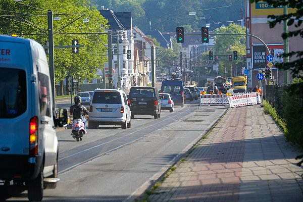 Auch auf der Artur-Ladebeck-Straße sind Schülerinnen und Schüler unterwegs. - © Andreas Zobe
