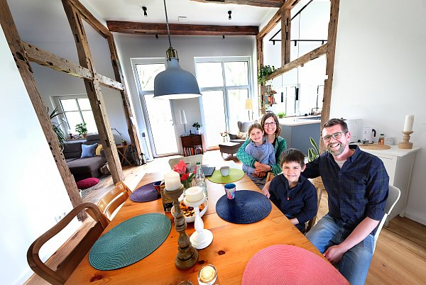 „Wir sind stolz, dass wir es geschafft haben“: 2023 sind Katja, Bastian, Fiona und Nick in die Hambrinker Heide 41 in Gütersloh eingezogen.