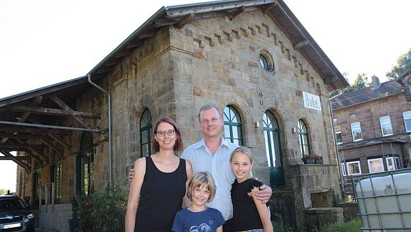 Die Familie Pawlak wohnt im alten Güterschuppen am Bahnhof in Buke. - © Uwe Müller