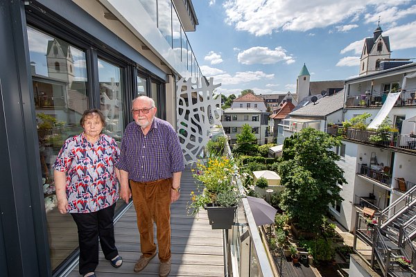 Monika und Konrad Holtgrewe leben in der Wohnung mit bestem Blick auf die Busdorfkirche in Paderborn. - © Niklas Tüns