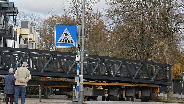 Mehrere Passanten schauten von der Schützenbrücke aus zu, wie der Schwertransport rückwärts bei der Bali-Therme einparkte. - © Ul Hanke