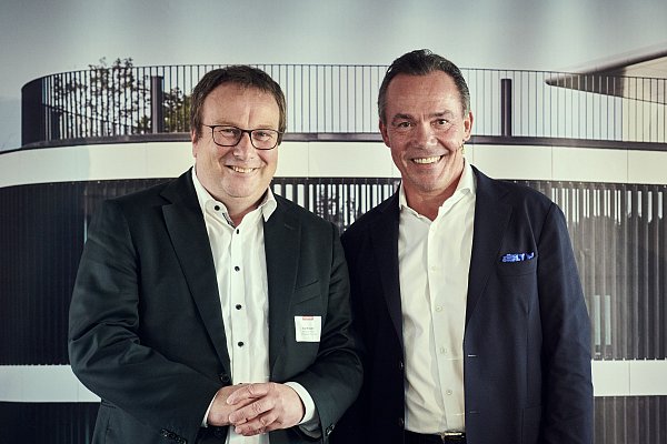 NRW-Umweltminister Oliver Krischer (links) mit Thomas Hagedorn, geschäftsführender Gesellschafter der Hagedorn Unternehmensgruppe. - © Hagedorn Management GmbH