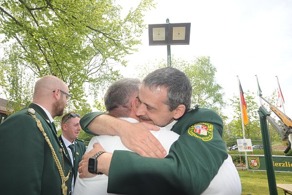Just ist der Adler gefallen, den entscheidenden Schuss gab Christian König ab. Er ist neuer König der Schützengilde Rahden. - © Joern Spreen-Ledebur