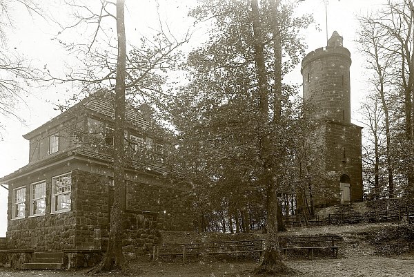 Das Foto des Kaiser-Karls-Turm mit Sachsenklause wurde nach 1925 aufgenommen. - © Hubert Meiners