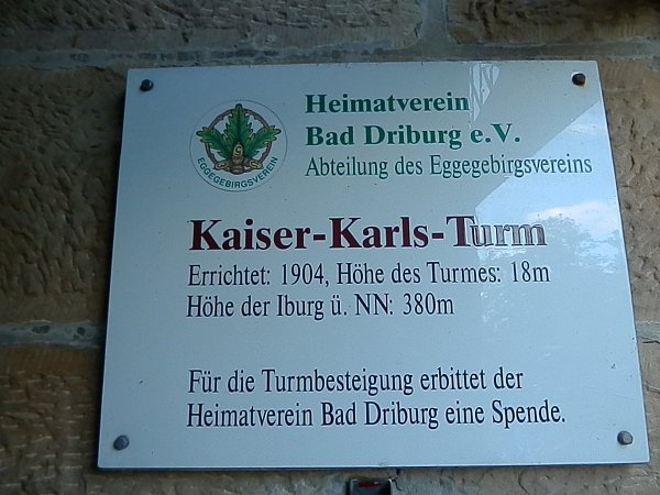 Die Infotafel des Kaiser-Karls-Turms befindet sich am Eingang. Um eine Spende wird gebeten. - © Doris Dietrich