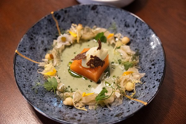 Lachs mit Pumpernickel-Knäckebrot, einer Buttermilch-Creme, Kräuterbutter-Eis und einem Apfel-Fenchel Salat. - © Oliver Krato