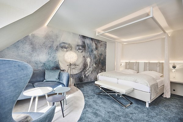 Märchenhaft entspannen: Eine Suite im Flair Hotel Stadt Höxter wurde im Stil des Märchens „Frau Holle“ gestaltet. - © Hotel