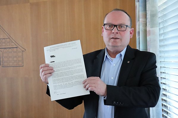 Kriminalhauptkommissar Oliver Thamm hat sich dem Thema Prävention von Kriminalität voll und ganz gewidmet. Er rät den Bürgern zur Vorsicht mit ihrem Bargeld. Oft versuchen die Täter auch über E-Mails mit verschiedenen Maschen ihre Opfer zu betrügen. 

Foto: Sigrid Dittmann - © Sigrid Dittmann