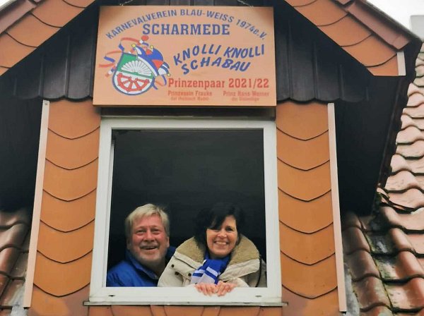 Das neue Prinzenpaar Hans-Werner Peitz und Frauke Berger hat traditionell das Prinzenschild im Giebel des Hauses aufgehängt. - © Karnevalsverein Scharmede
