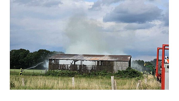Die Freiwillige Feuerwehr Höxter unterstützt bei einem Scheunenbrand jenseits der Weser. - © Feuerwehr Höxter