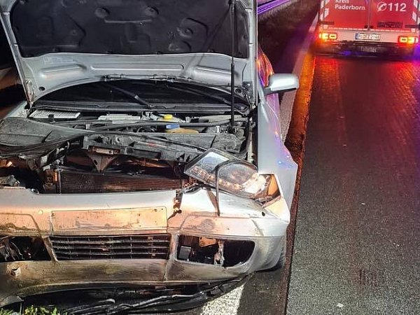 Das Auto wurde bei dem Unfall auf der A33 beschädigt, die Fahrerin leicht verletzt. - © Feuerwehr Borchen