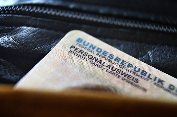 Eine Kopie des Personalausweises gehört in die Dokumentenmappe. Foto: Hildenbrand/dpa - © Karl-Josef Hildenbrand