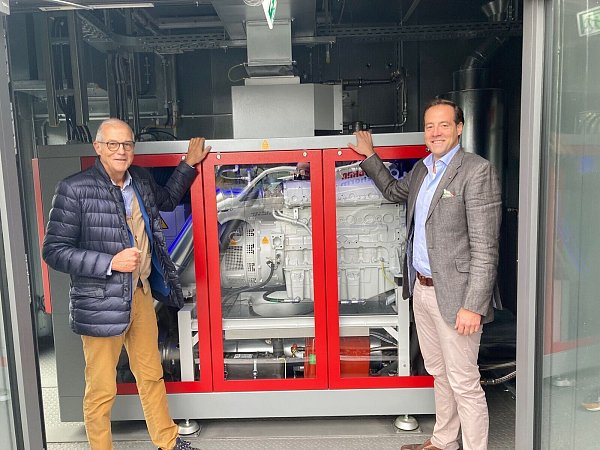 Die beiden Sokratherm-Geschäftsführer Hermann und Johannes Meinhold vor einem BHKW am Firmenstandort in Hiddenhausen. - © Jobst Lüdeking