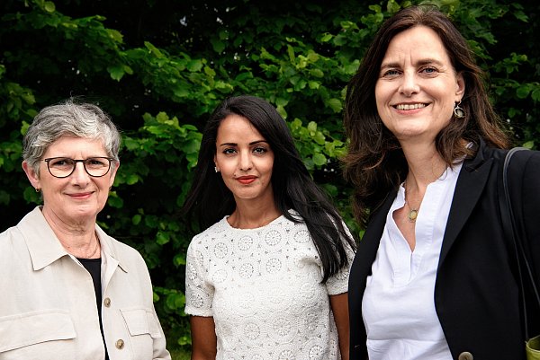 Bundestagsabgeordnete Britta Haßelmann, Staatssekräterin a. D. Sawsan Chebli und EU-Politikerin Alexandra Geese sind sich einig im Kampf gegen Hate Speech und Desinformation im Netz. - © Michaela Heinze