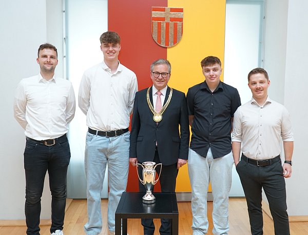 Paderborns Bürgermeister Michael Dreier (M.) gratulierte dem erfolgreichen E-Sport-Team des SC Paderborn um (v. l.) E-Sport-Projektleiter Louis Feldhaus, Jonas „Jonny“ Wirth, Jamie „Chaser“ Bartel und Trainer Daniel Elit. - © Stadt Paderborn/Miriam Brune