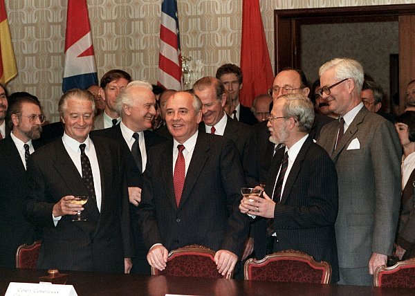Nach der Unterzeichnung des Zwei-plus-Vier-Vertrags am 12.09.1990 in Moskau: Der sowjetische Präsident Michail Gorbatschow (M. ) mit den Außenministern (l-r) Roland Dumas (Frankreich), Eduard Schewardnadse (UdSSR), James Baker (USA), Hans-Dietrich Genscher (BRD), Lothar de Maiziere (DDR, vorn) und Douglas Hurd (Großbritannien). - © Roland Holschneider