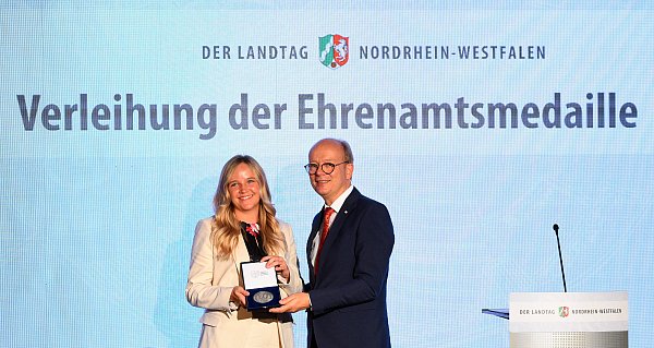 Judith Gruß erhält die Ehrenamtsmedaille des Landes NRW aus den Händen von Landtagspräsident André Kuper. - © Landtag NRW