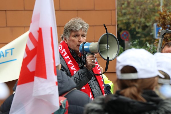 Dietmar Winsel, Mitglied im Kreisvorstand der Gewerkschaft Erziehung und Wissenschaft (GEW), bei der Aktiven Mittagspause. - © Mareike Gröneweg