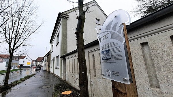 Der neue Themenweg der StKG führt auch durch die Höxterstraße, zum Gründungsort der jecken Gesellschaft. Unten auf der Info-Tafel steht, wo sich die nächste Station der närrischen Route befindet. - © Madita Schellenberg