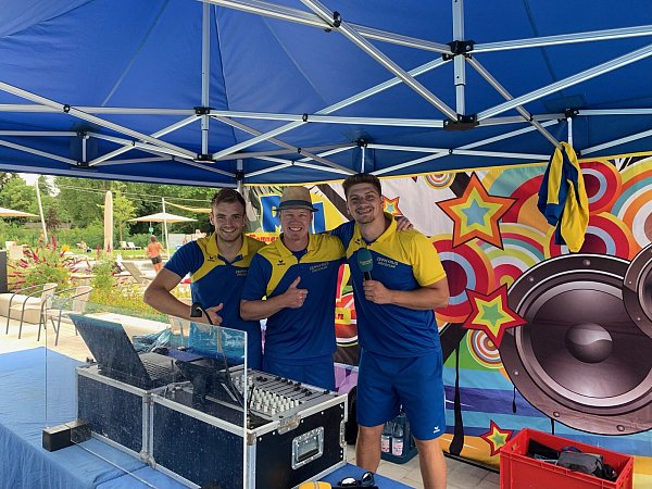 Das Zephyrus-Disco-Team sorgt für das nötige Entertainment und hält die Besucher bei guter Laune. - © Anna Kauber Birkelbach