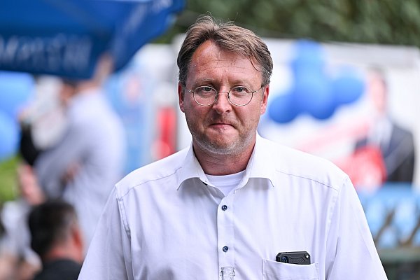 Robert Sesselmann (AfD) steht im Garten des Restaurants Frankenbaude bei der AfD-Wahlparty. - © Martin Schutt/dpa