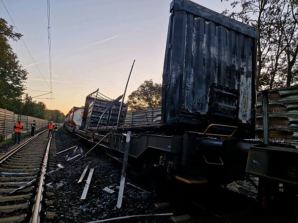 Beschädigte Waggons eines Güterzugs stehen nach einem Brand bei Wunstorf auf den Gleisen. - © Bundespolizei Hannover /dpa