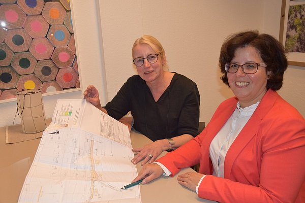 Baudezernentin Claudia Koch (l.) und Abteilungsleiterin Cornelia Disse präsentieren den Entwurfsplan zum dritten Bauabschnitt. - © Stadt Höxter