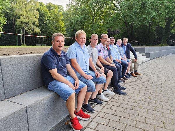 Platzmajor Oliver Pawlak (M.) hat mit seinem Team die Mauer- und Treppenanalge zur Hochfläche am Paderborner Schützenplatz komplett erneuert. - © PBSV
