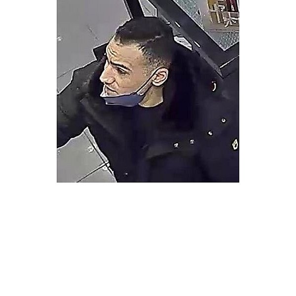 Die Polizei fahndet nach einem Unbekannten. - © Polizei Herford