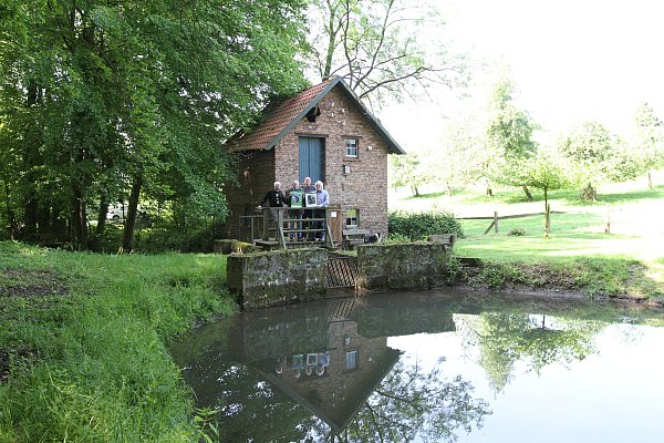 Idylle: Die alte Wassermühle im Knicksiek liegt abseit der bekannten Pfade. An Pfingsten nun, wollen Heinz Hüsener (v. l.), Dieter Spehr, Friedel Scheer und Ulrich Albert Schroten und die Gäste bewirten. - © Nicole Sielermann