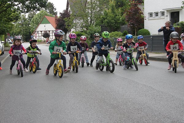 Und los: Die heimischen Kinder im Alter von 3 bis 5 Jahren starten beim Kita-Cup des Radsportclubs (RC) Olympia Bünde. Archivfoto: Niklas Krämer - © Niklas Krämer
