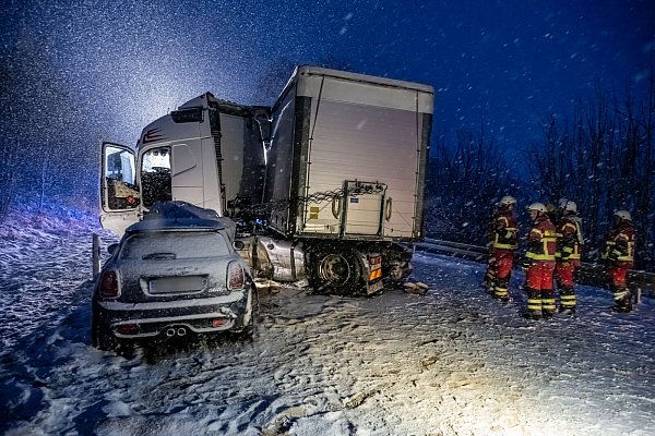 In Kierspe rutschte ein Sattelschlepper in ein Auto. - © Markus Klümper