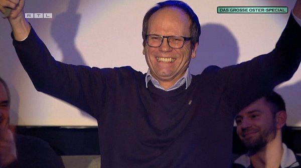Udo Bolz aus Herzebrock-Clarholz hilft einer Kandidatin bei "Wer wird Millionär?" und gewinnt selbst 500 Euro. - © Screenshot/RTL+